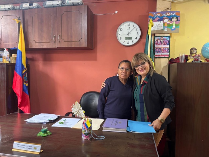 Dra. Nelia González recibiendo un reconocimiento académico