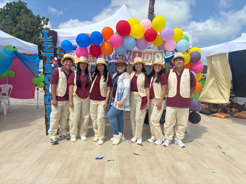 Feria educativa con estudiantes